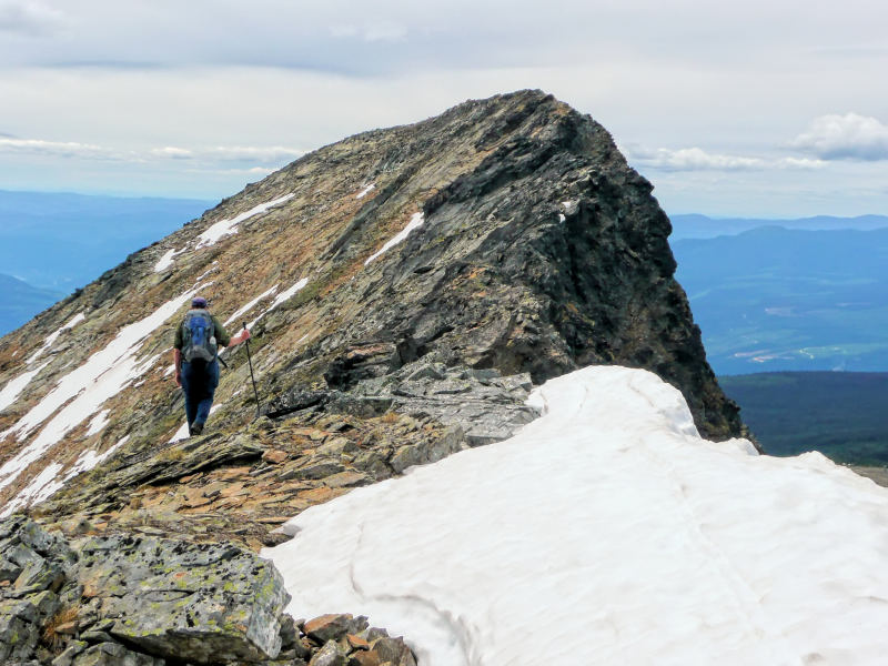Blick zurück vom Cairn des zweiten Gipfels zum Hauptgipfel